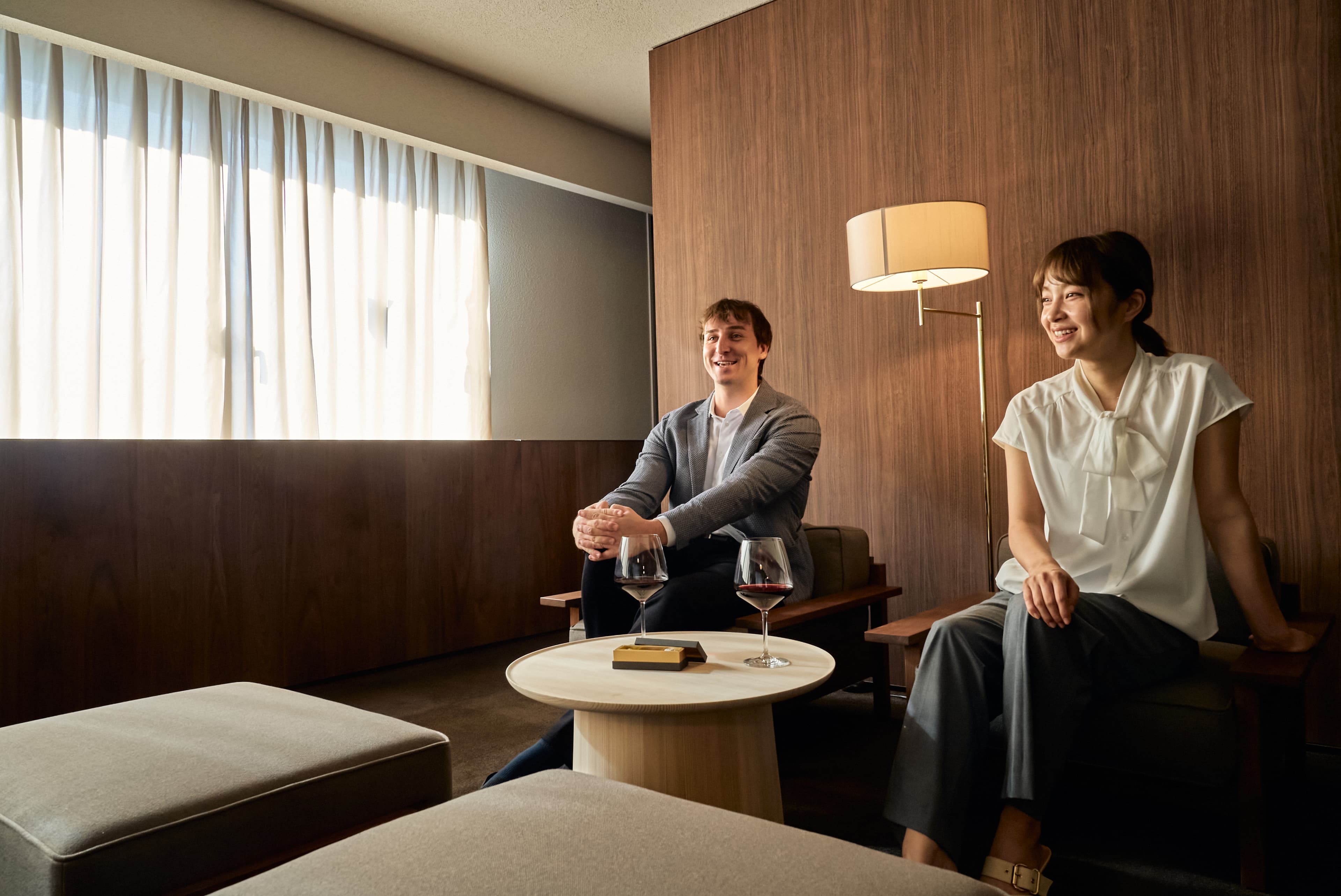 ラグジュアリーホテルの洗練とリビングの温もり